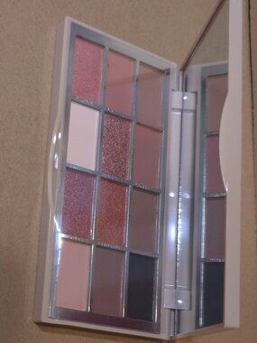 Illuminati Cosmetics "Bronzed" 12-Shade Eyeshadow Palette